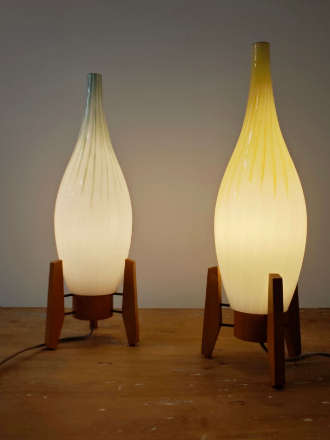 Lampe de table Drevo Humpolec opaline verte type 107/S