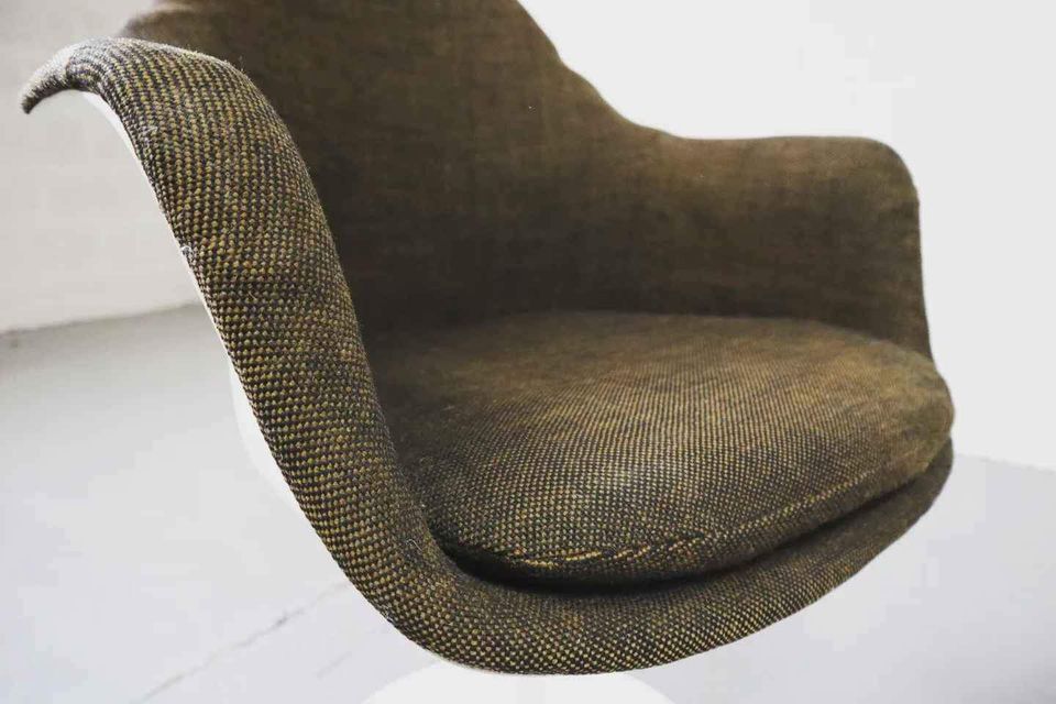 Set of two Eero Saarinen swivel Tulip Armchairs model 150, 1970's