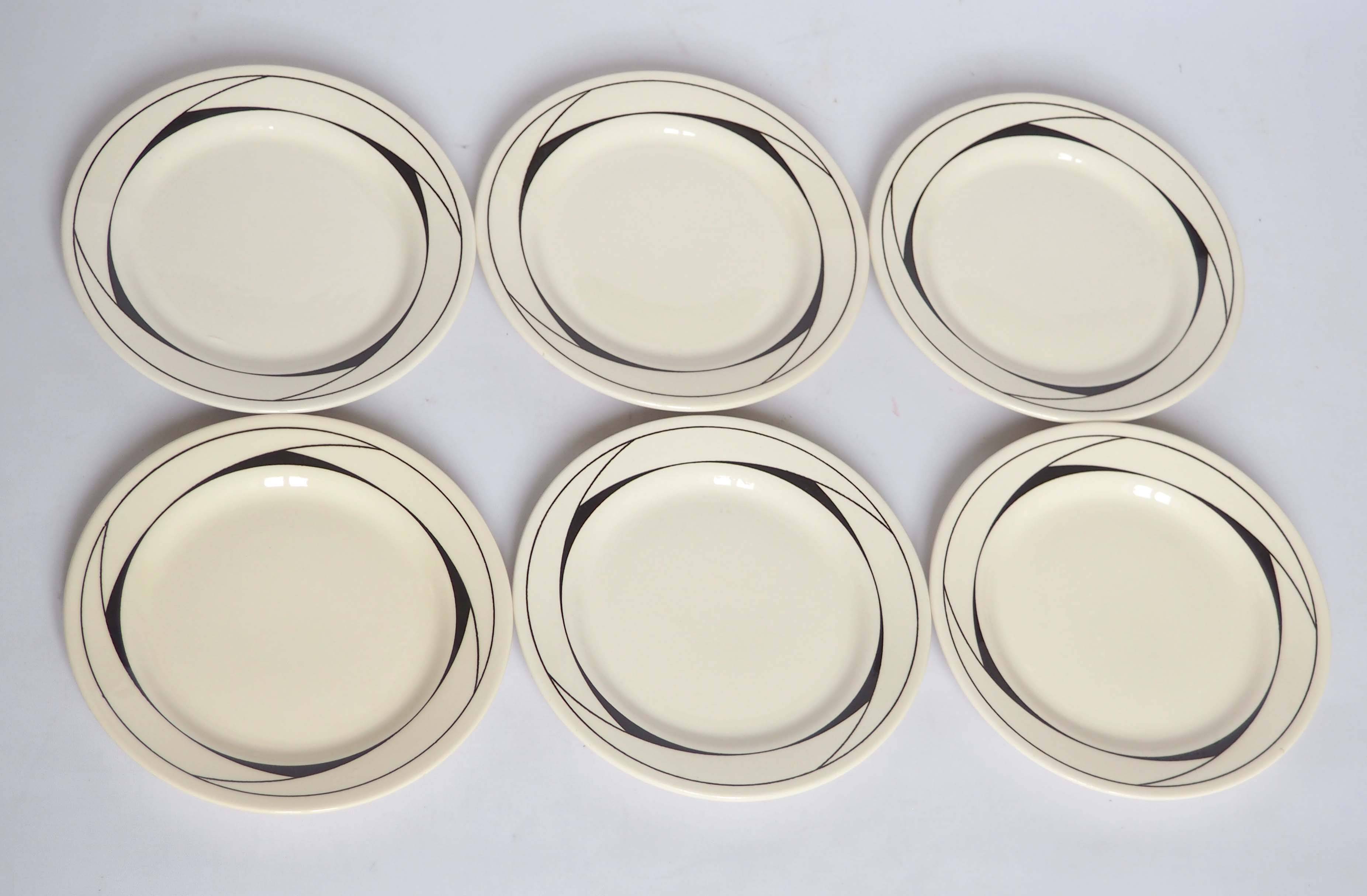 Lot 18 assiettes plates, creuses et dessert 1980
