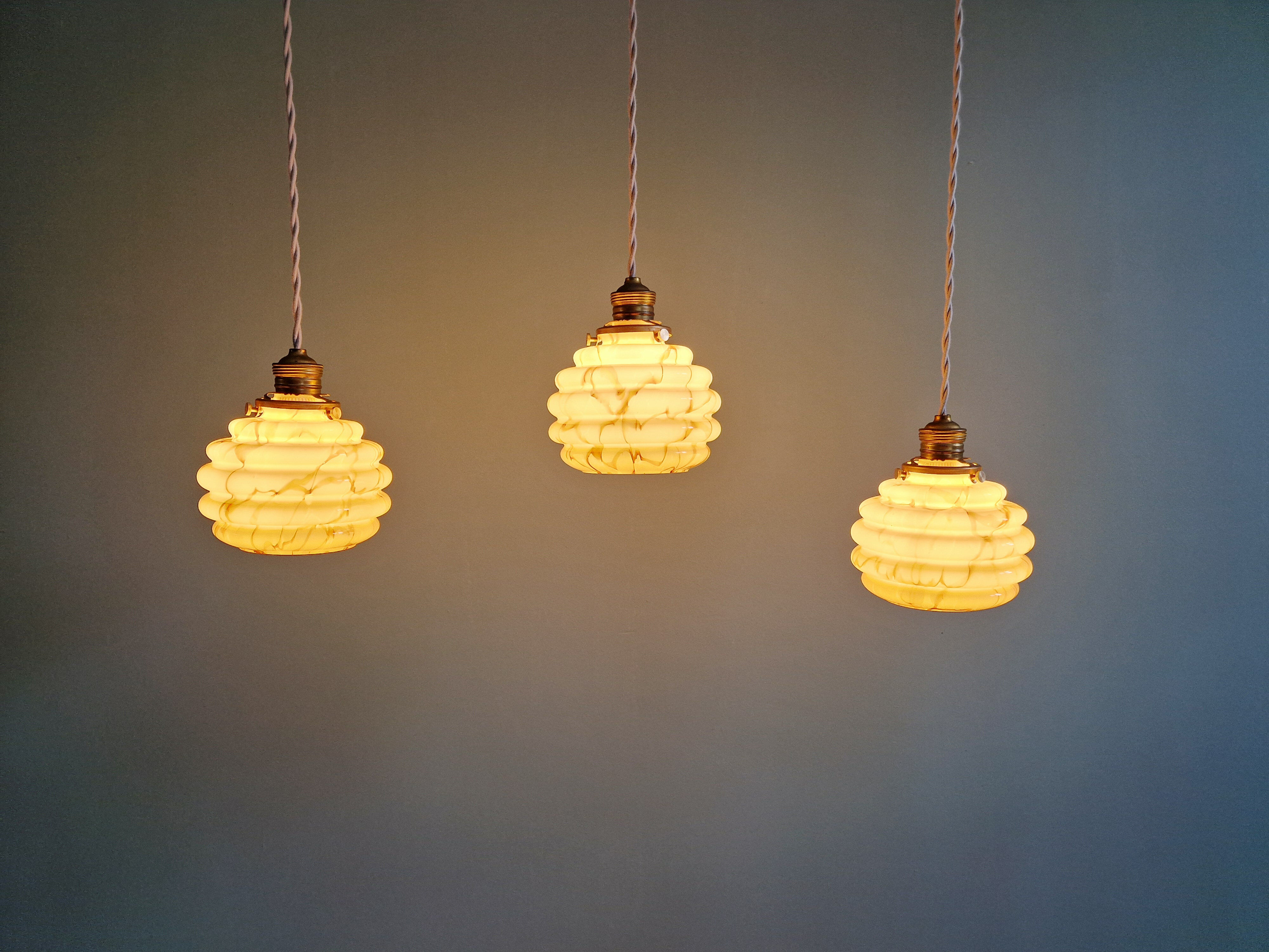 Art Deco suspension in marbled opaline and ouraline (4 available), 1920-30