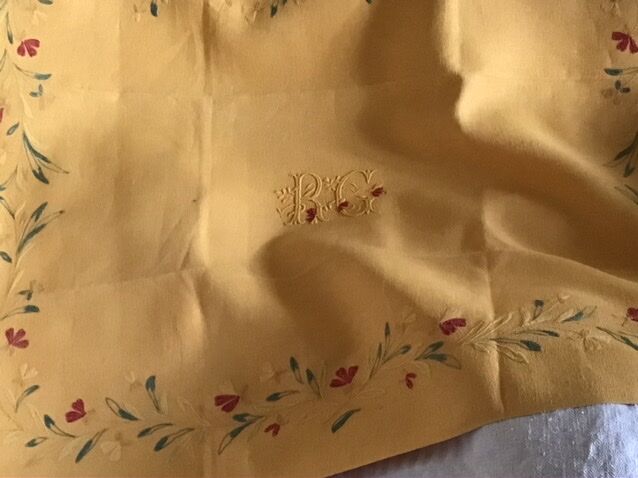 Yellow linen table centre