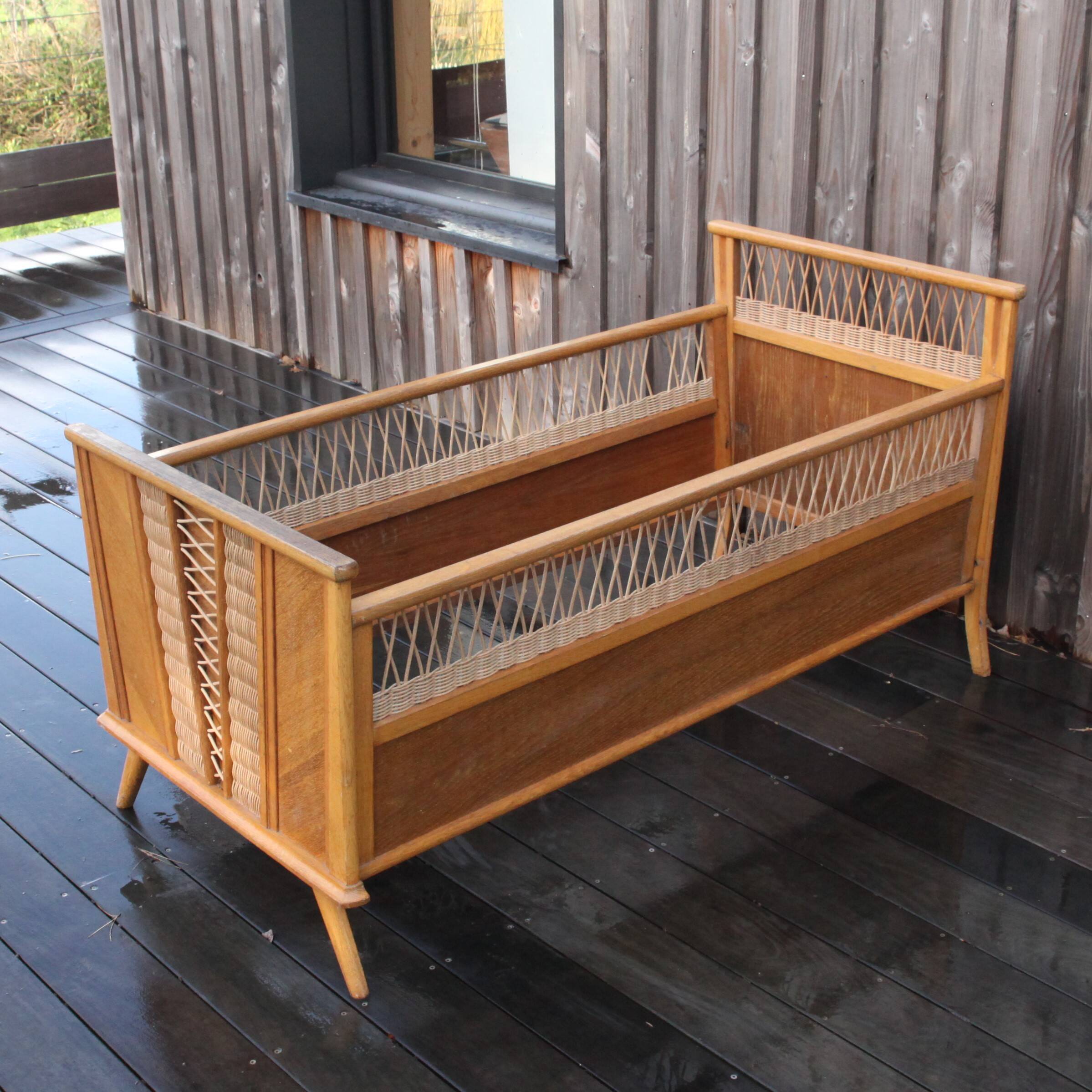 Children's bed in rattan and wood