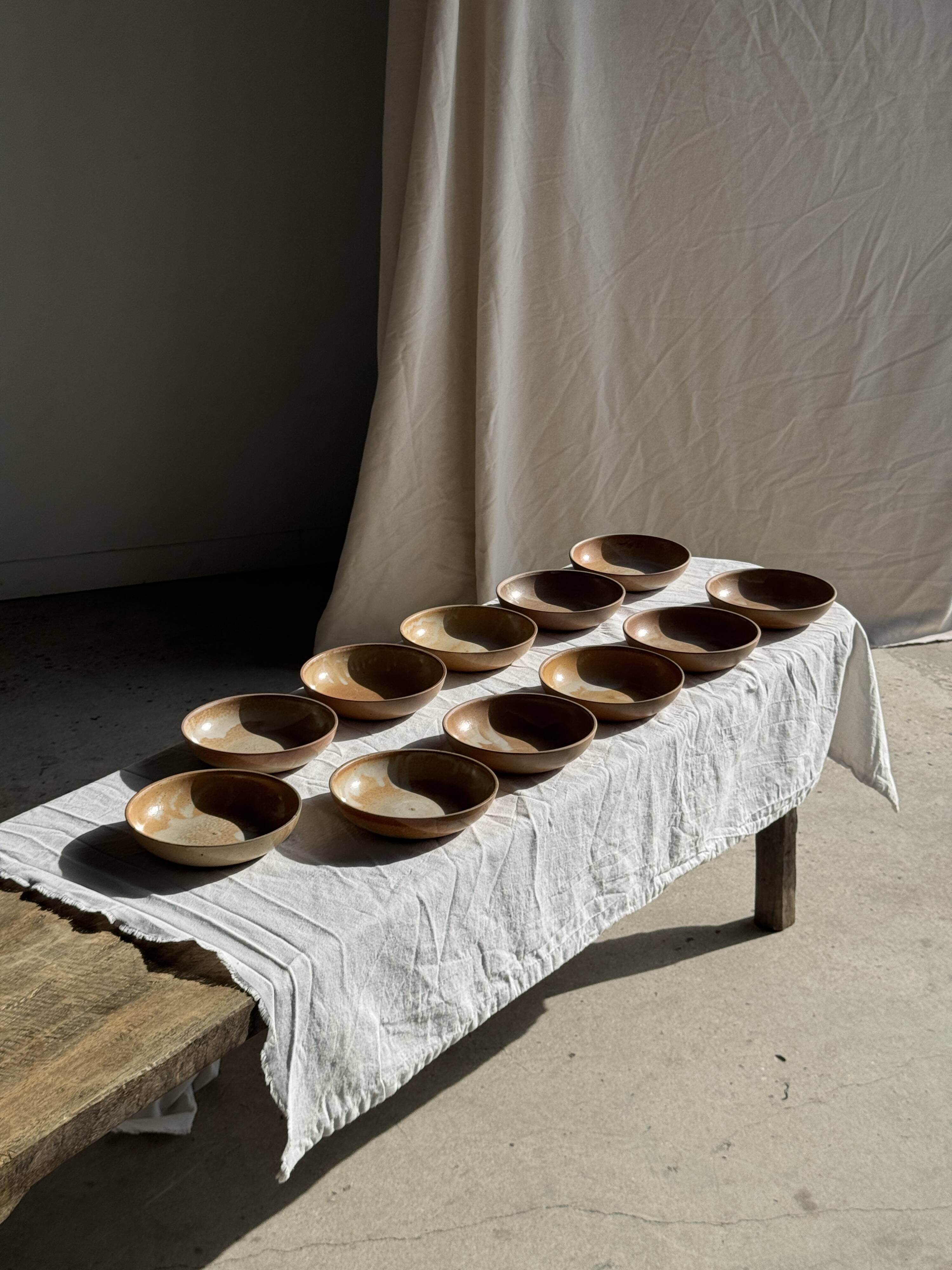 11 assiettes creuses artisanales vintage en grès mat