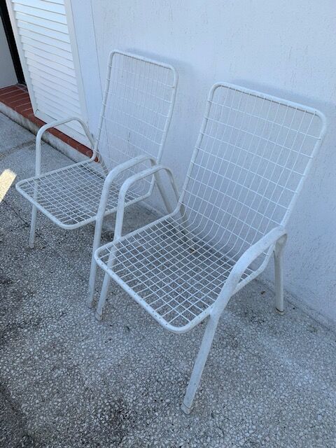 Lot of two metal chairs