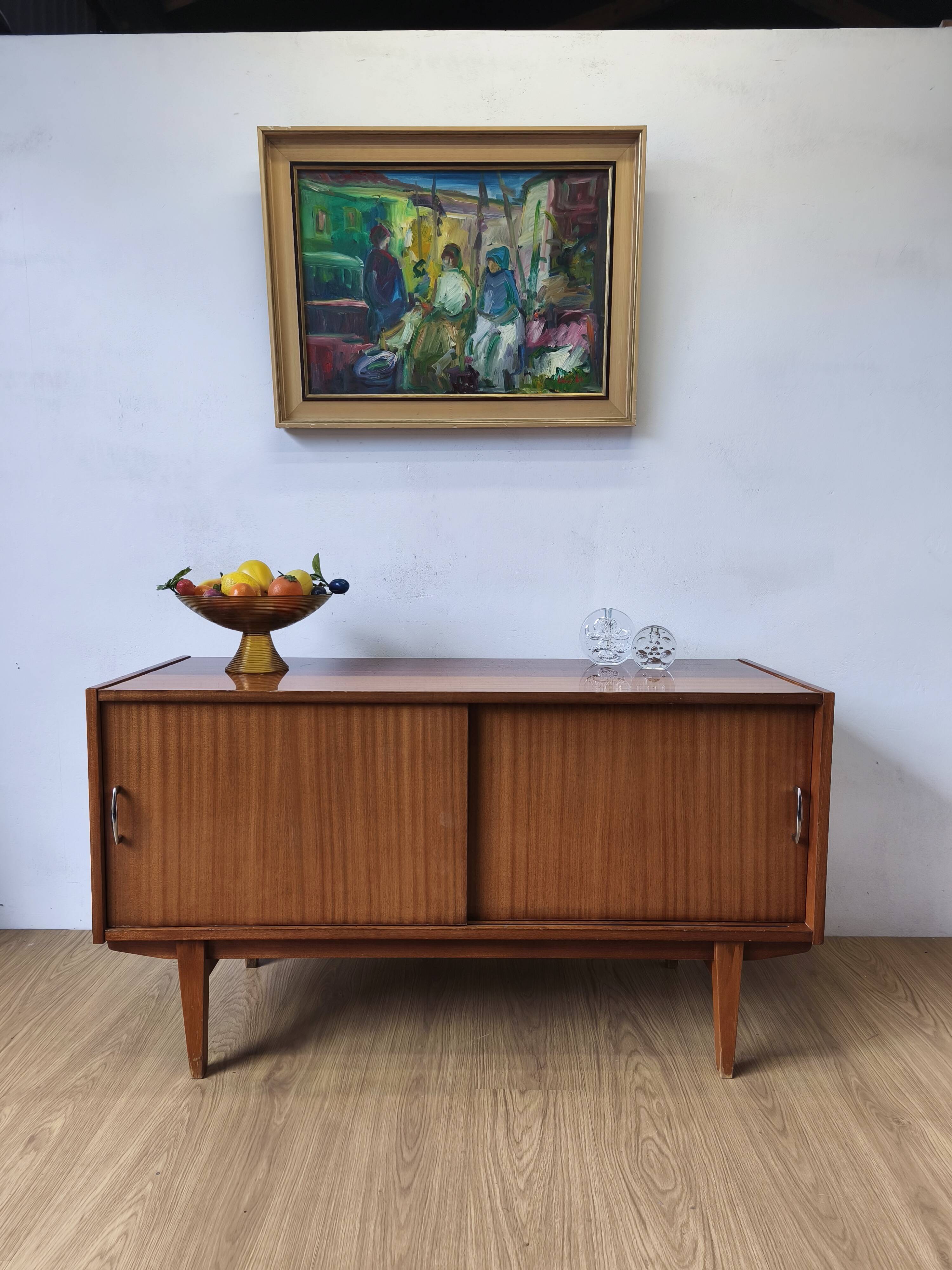 Buffet moderniste des années 1970.