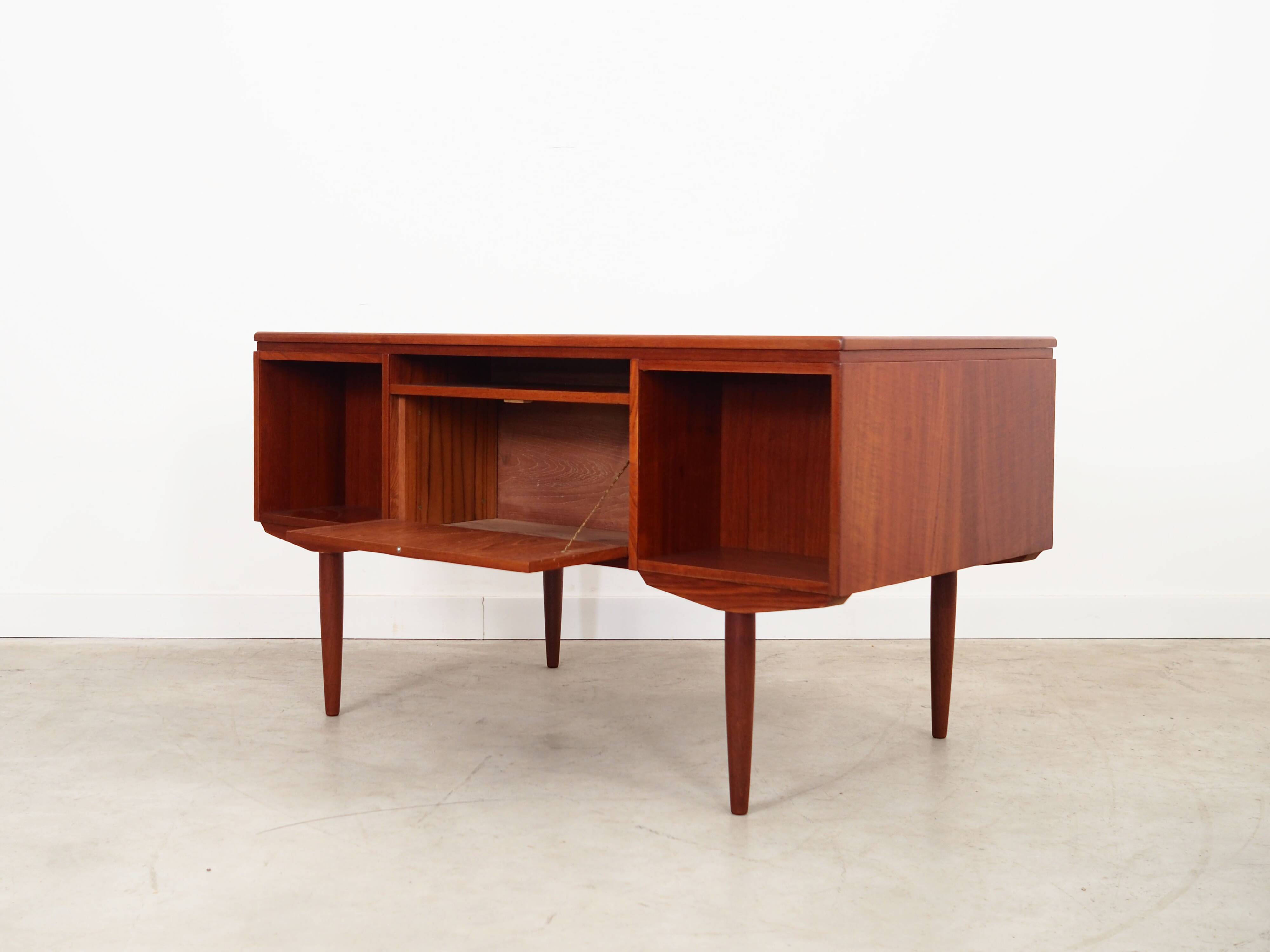 Teak desk, Danish design, 1970s, manufactured by AP Møbler Svenstrup