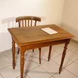 Table pieds cannelés