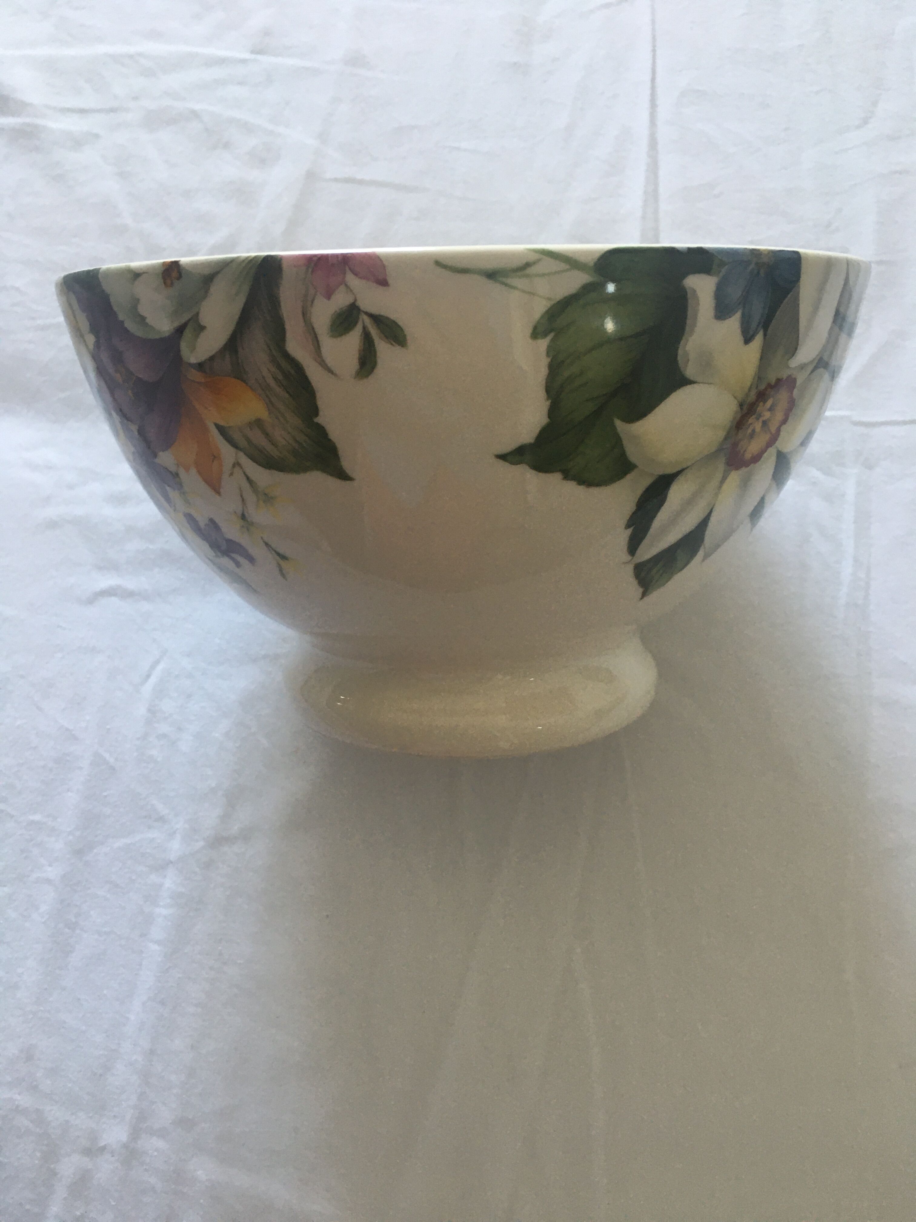 Bowl on old pedestal in earthenware