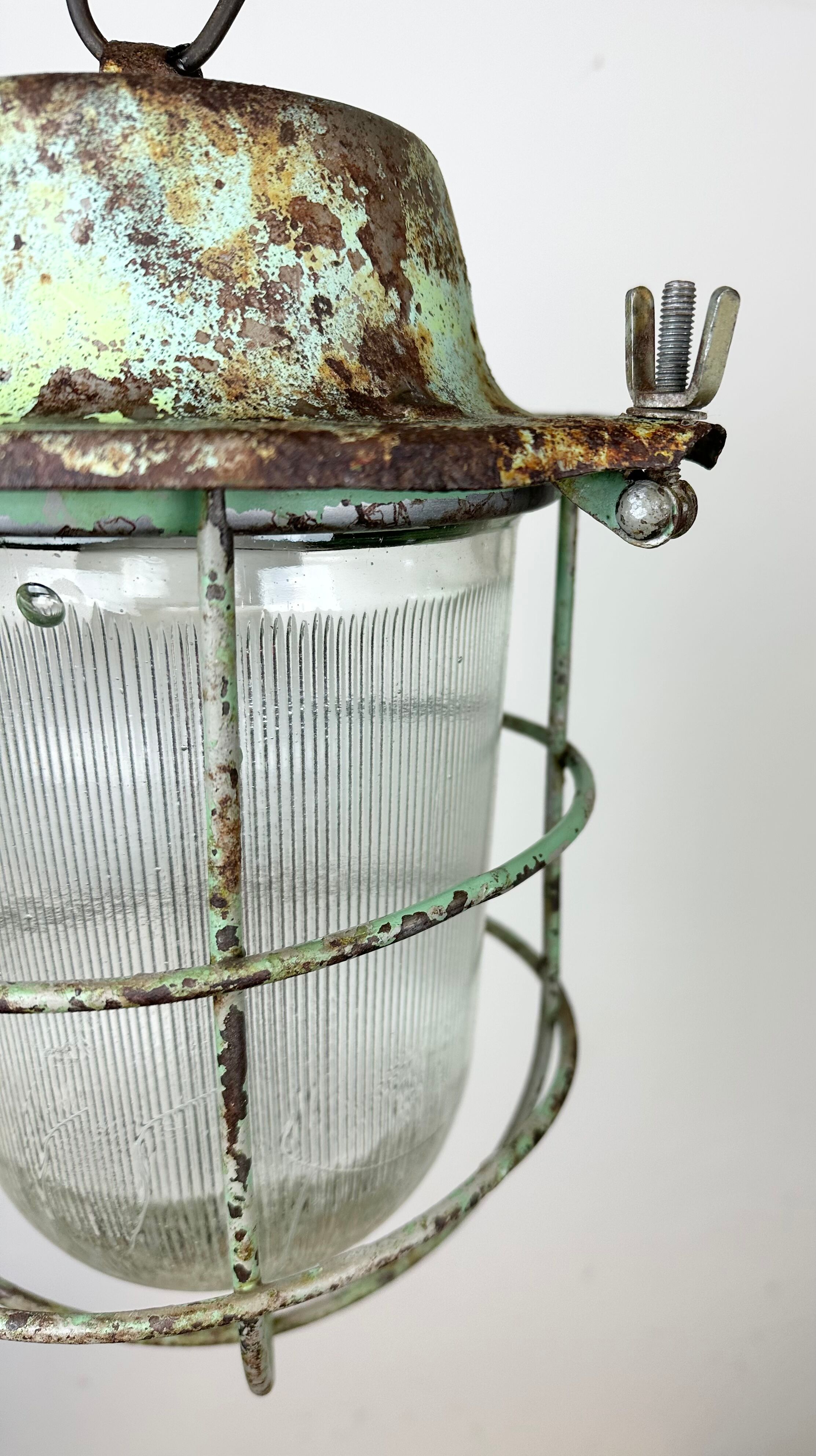 Suspension de bunker industriel soviétique vert avec grille de fer, années 1960