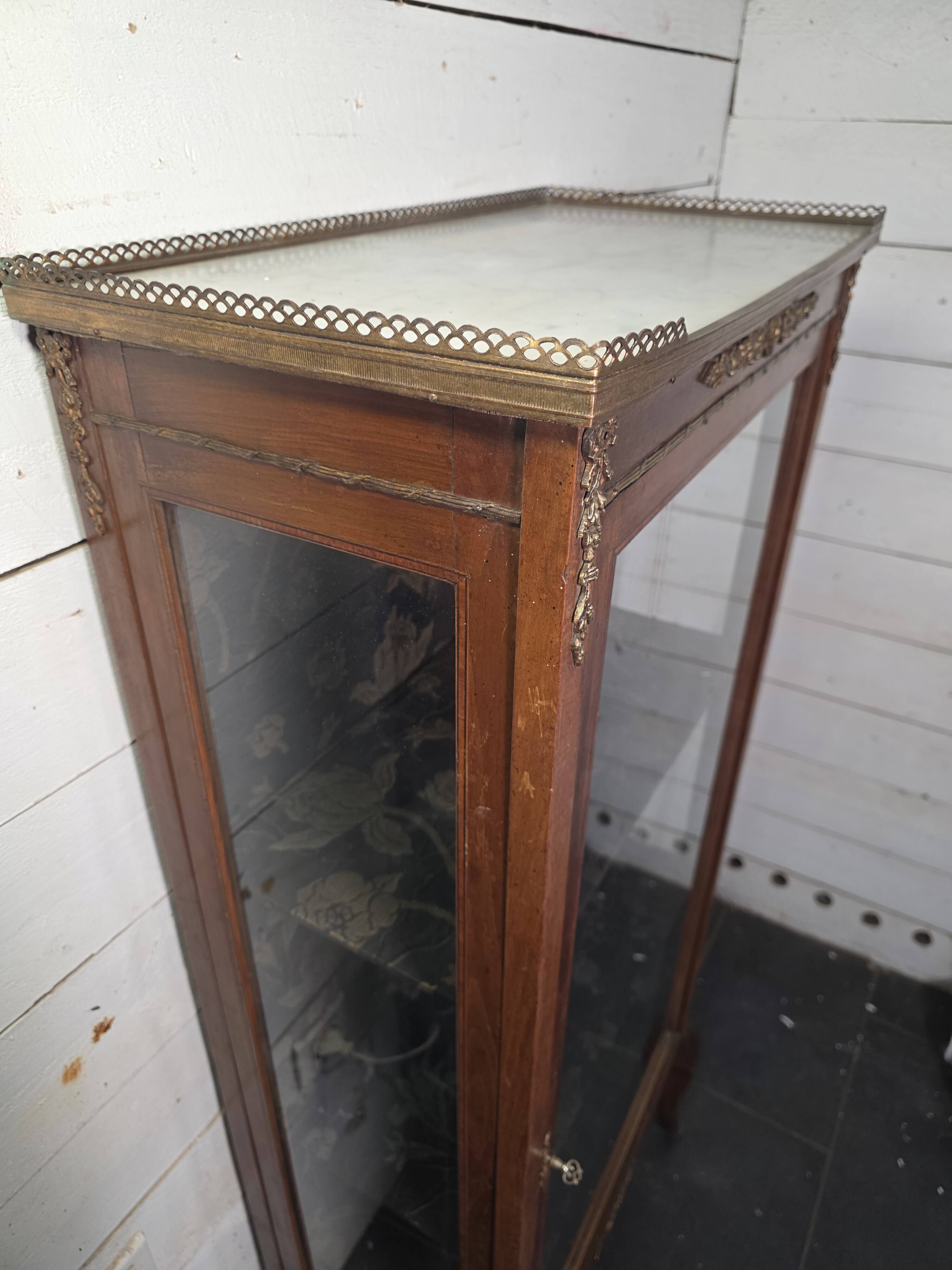 Vitrine ancienne style transition Louis XV-Louis XVI en Acajou