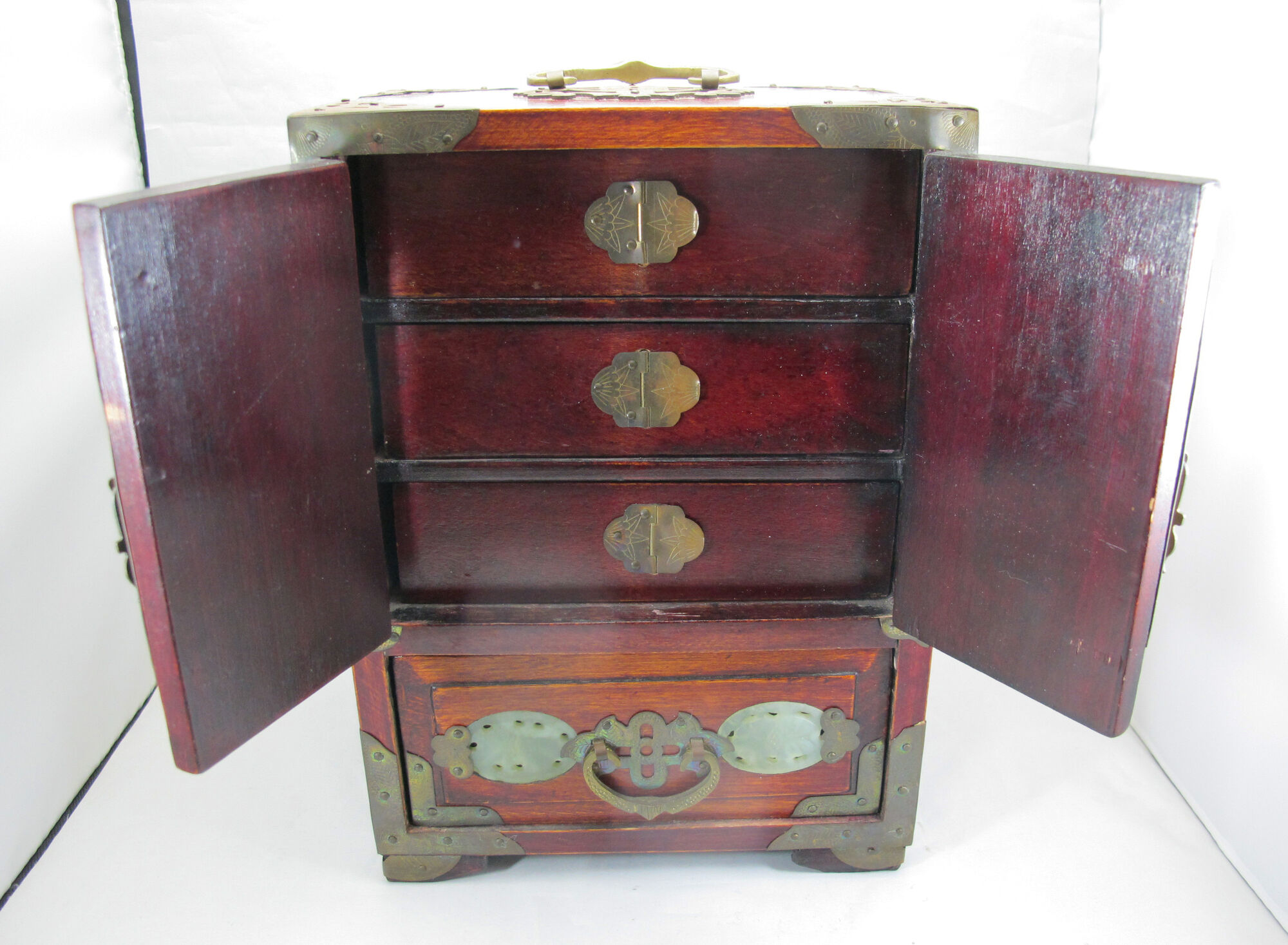large Wooden Chinese jewelry box decorated with jade plates n°2