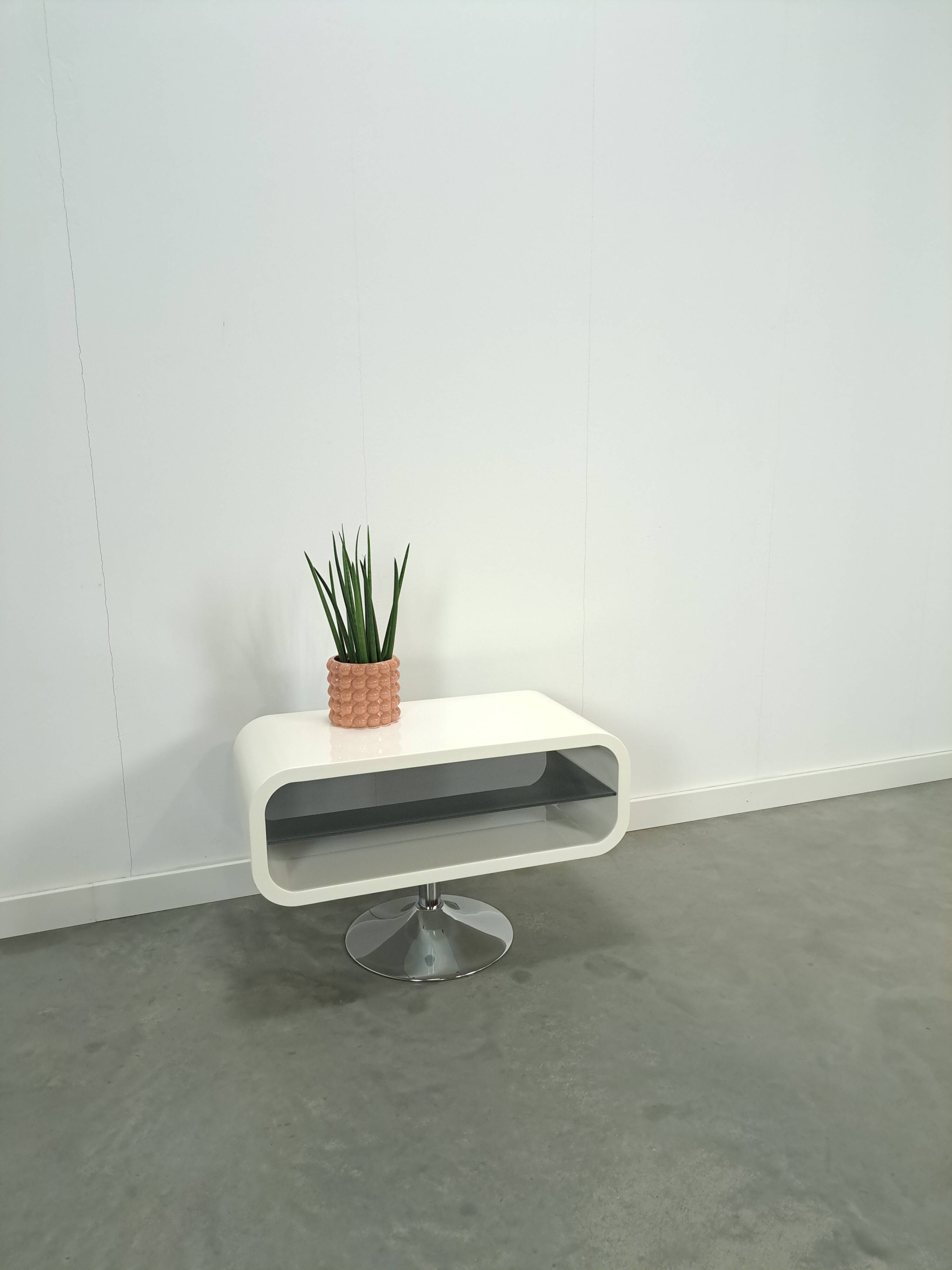 Witte tafel met afgeronde hoeken en glassen blade, tv meubel