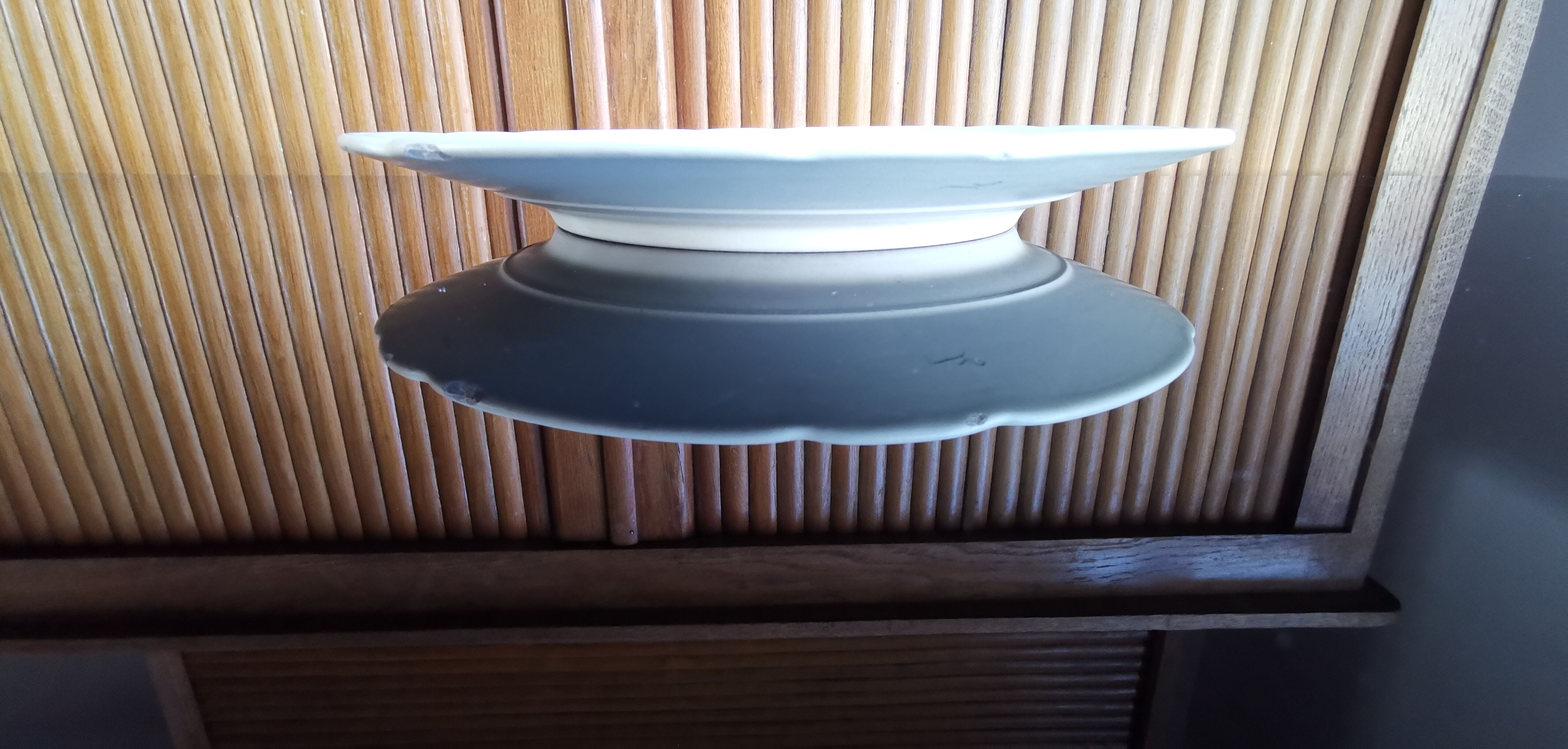 Longwy plate from the 60s decorated by hand