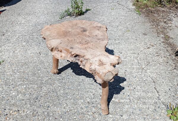 Table basse style brutaliste en orme