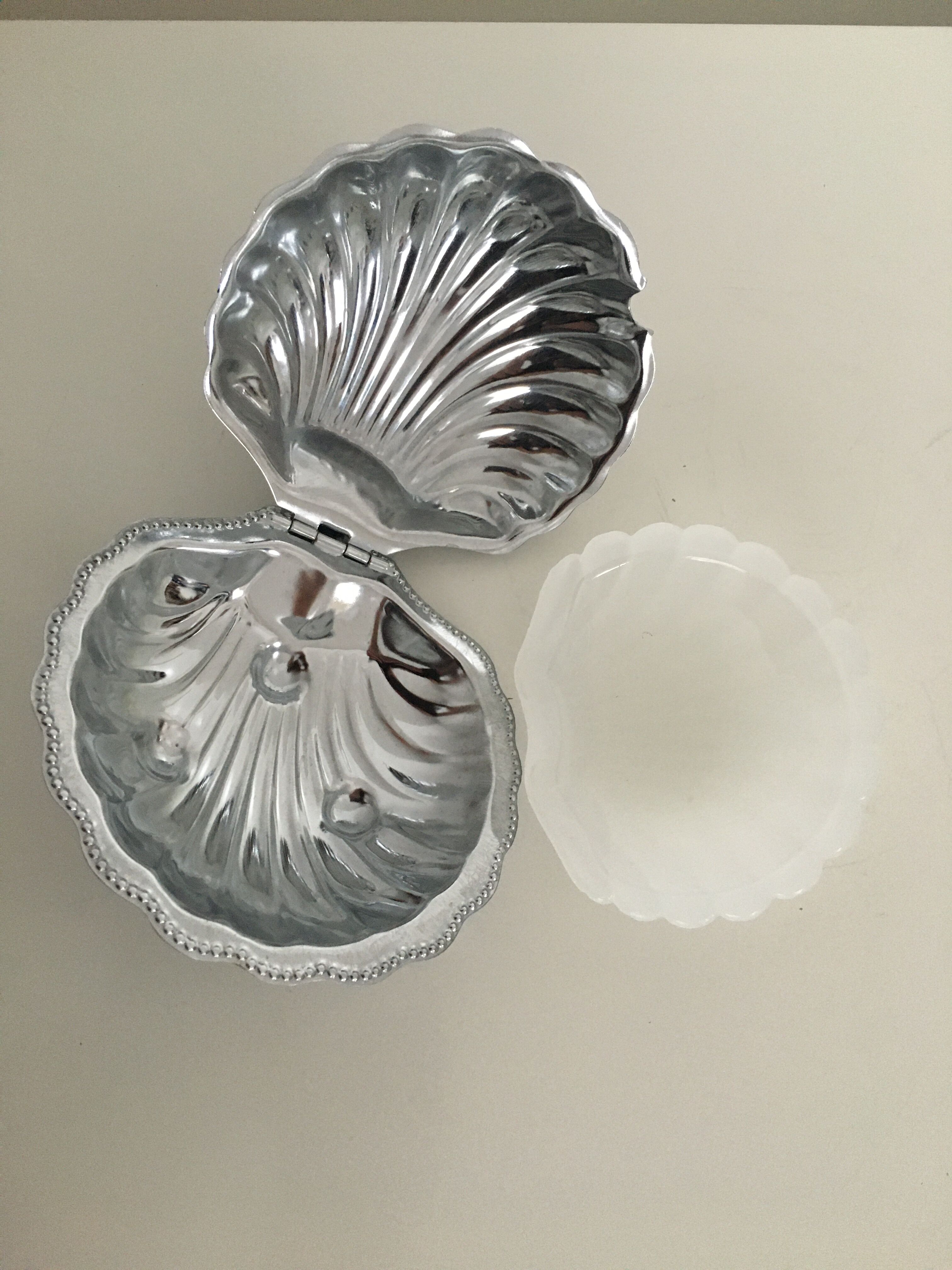 Empty chrome metal pockets shape scallops
