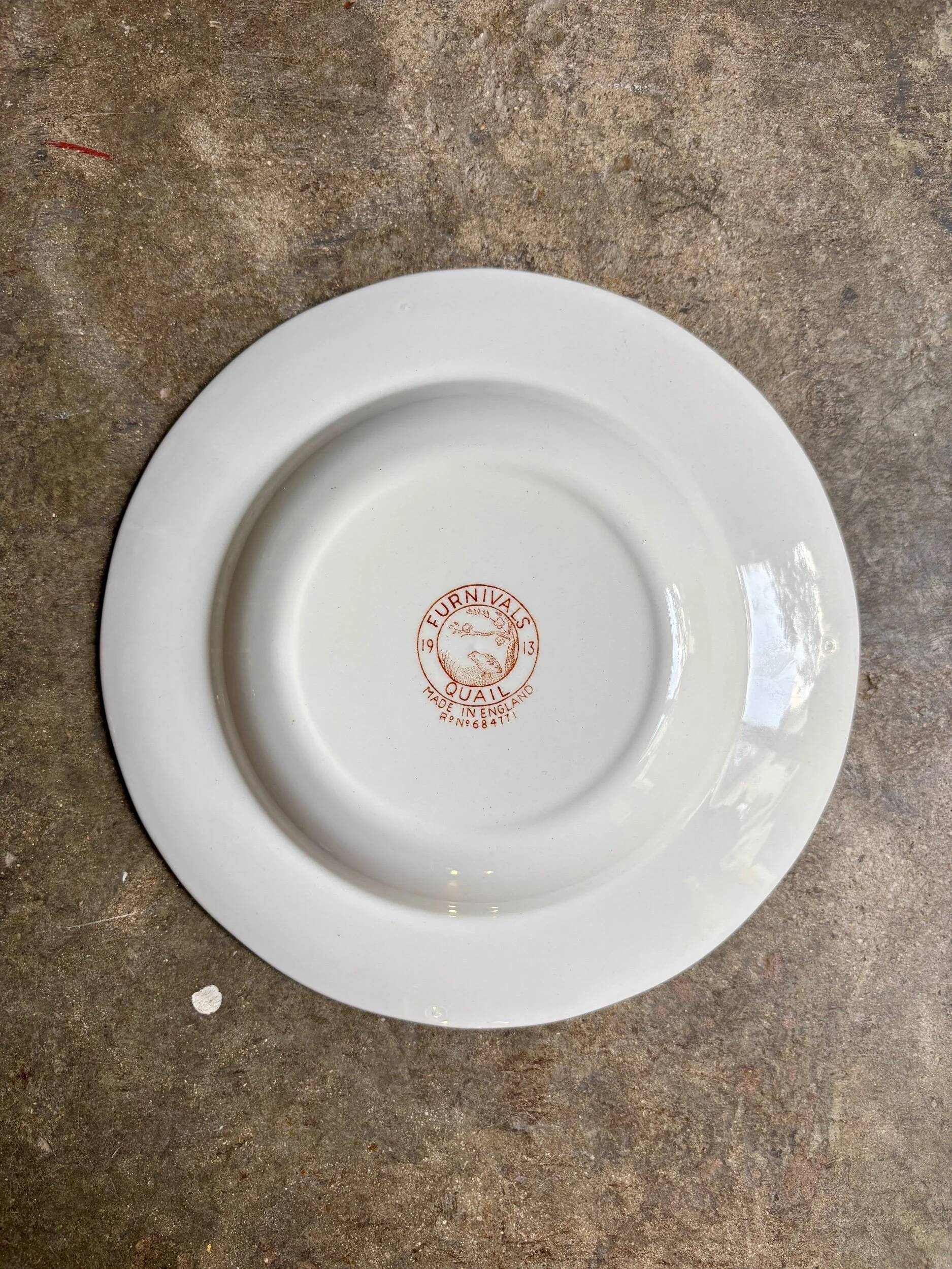Assiette creuse en terre de fer anglaise ocre, service "Furnivals Quail"