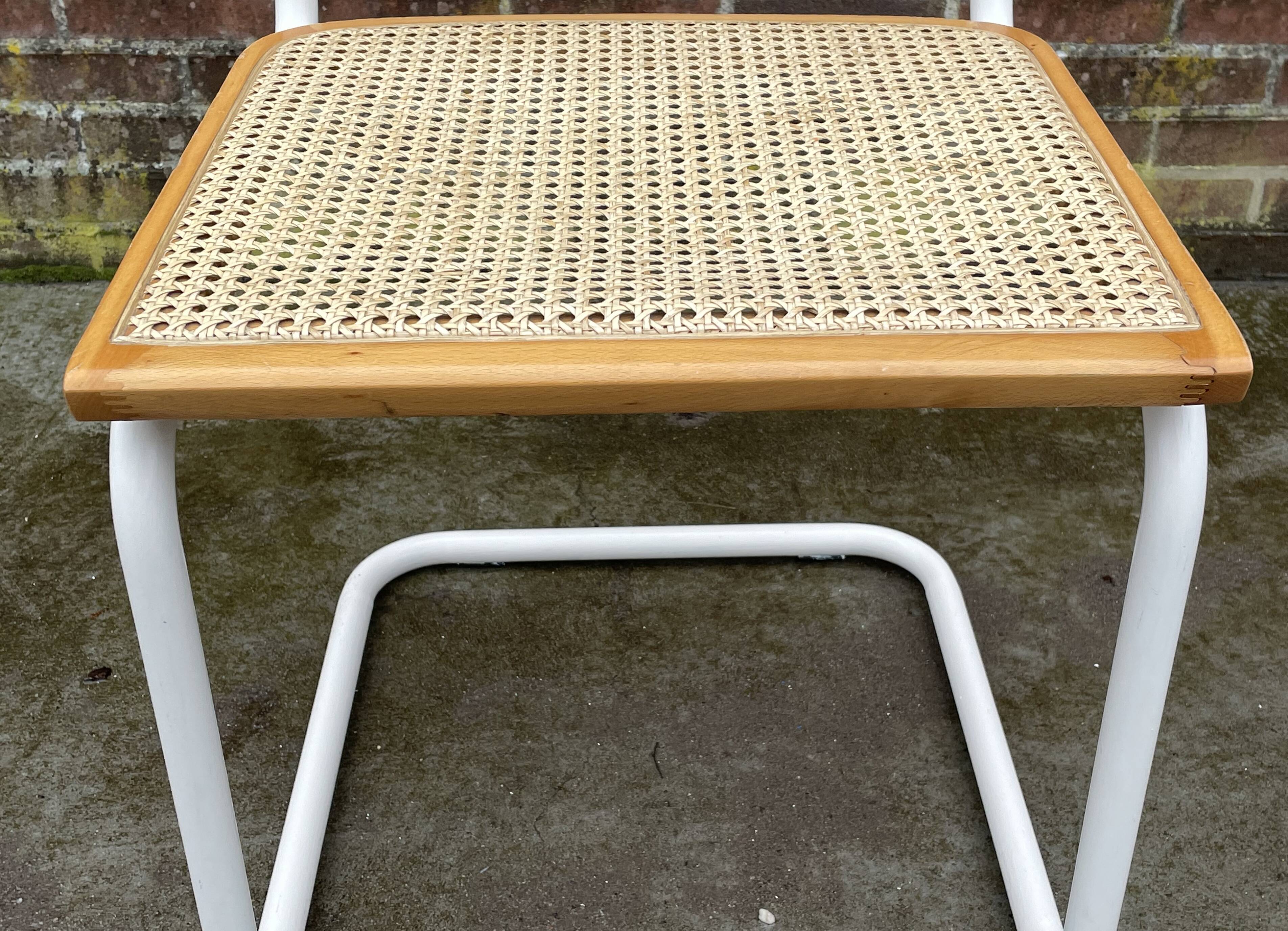 Chaise Cesca modèle b32 en blanc et bois par Marcel Breuer