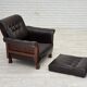Fauteuil scandinave années 1970, cuir d'ameublement marron, pieds en bois de teck.