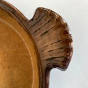 Plat de campagne en terre cuite vernissée art populaire début 20e