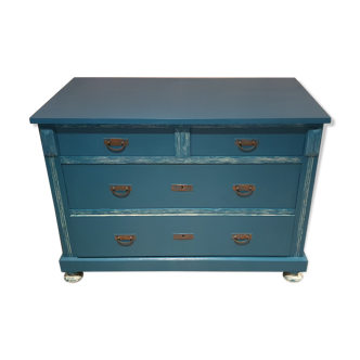 Dresser in restyled solid