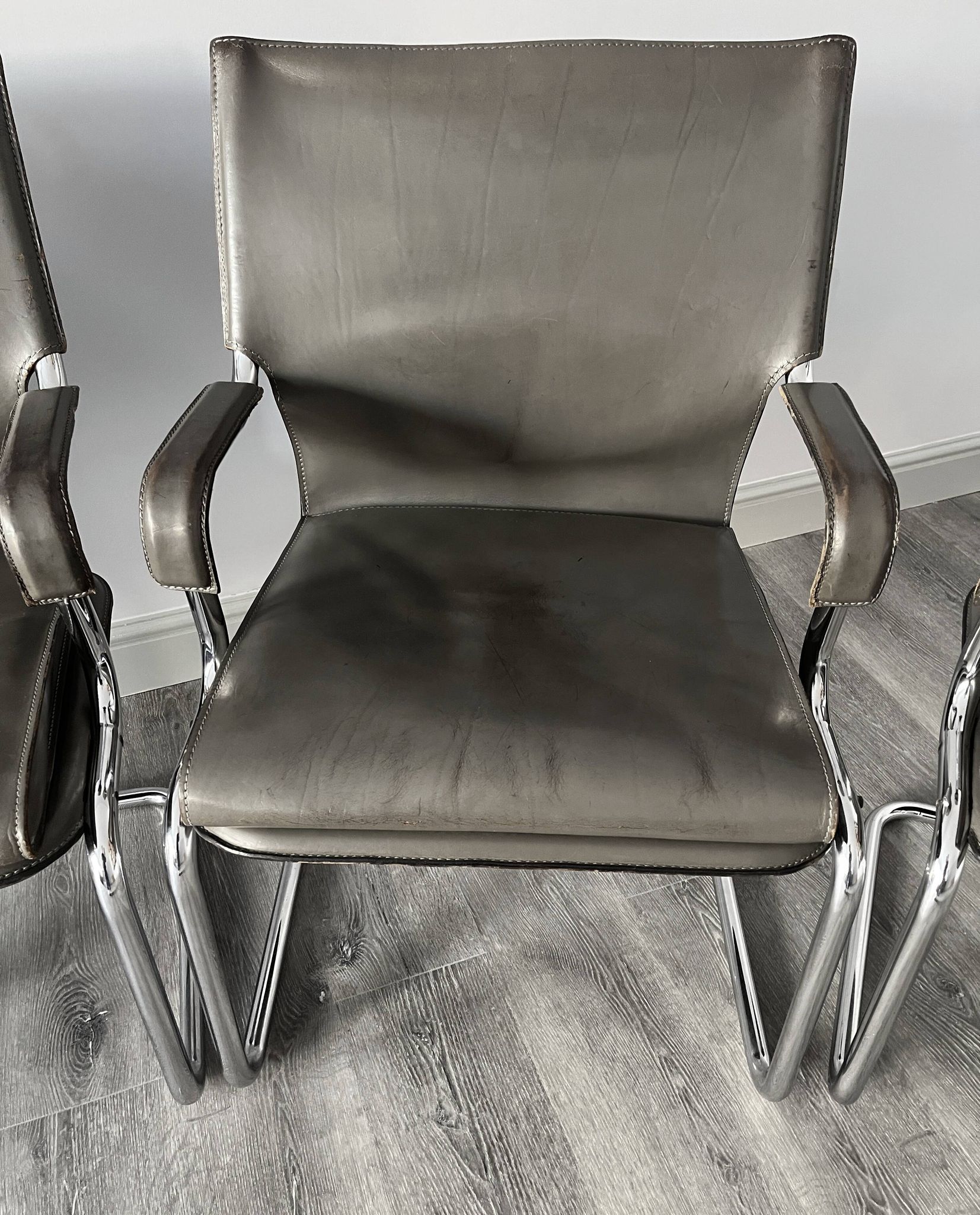Set of 6 Uno chairs in grey leather on tubular chrome cantilevered frames