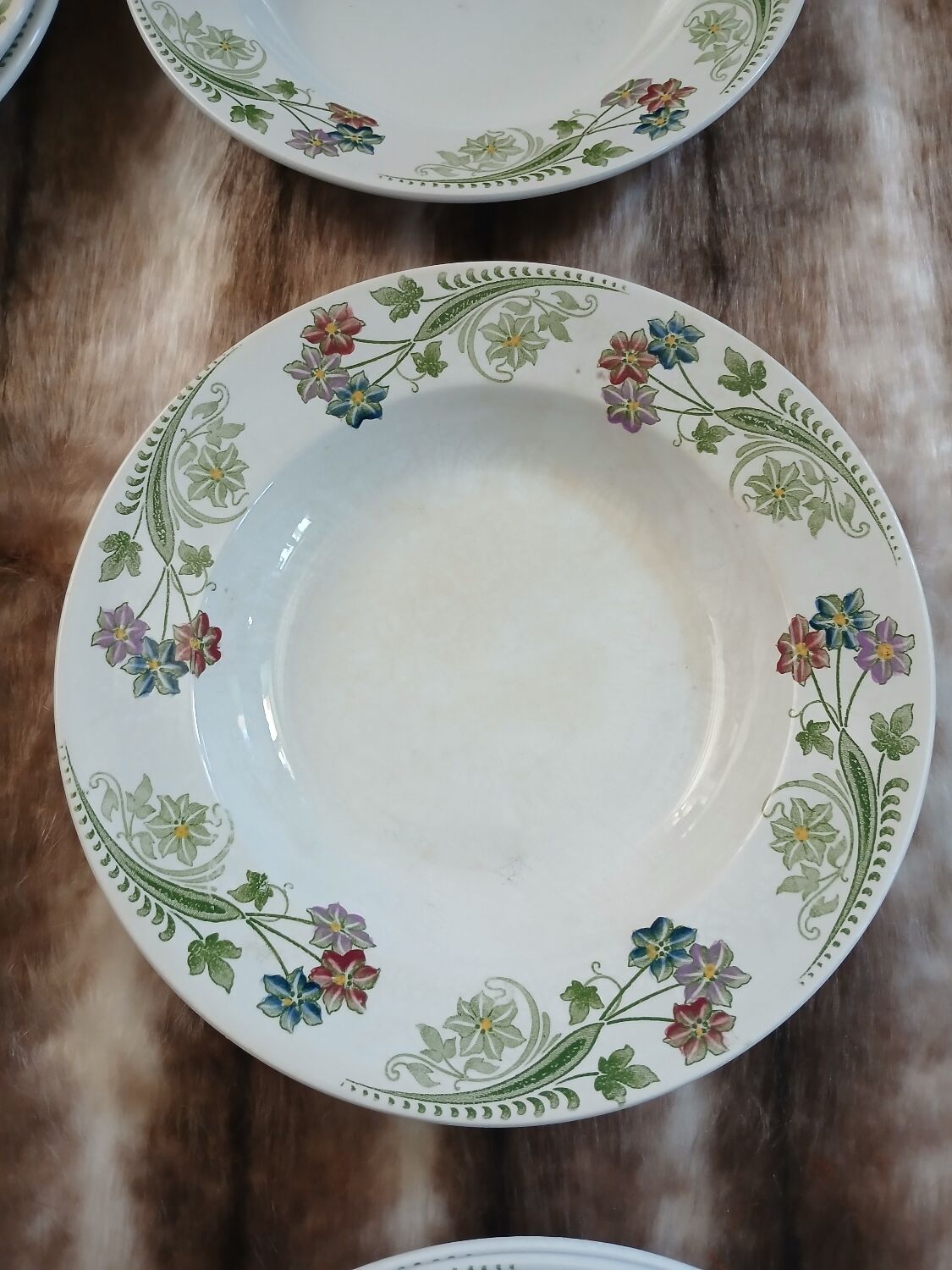 23 assiettes + plat anciens U&C Sarreguemines
