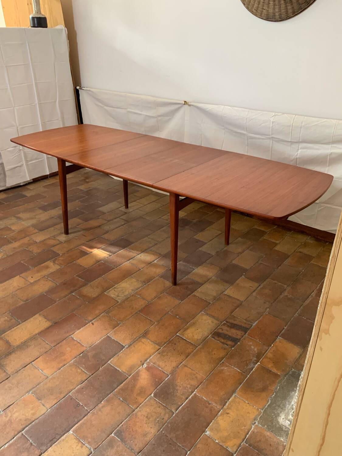 Extendable dining table