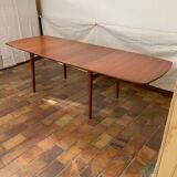 Extendable dining table