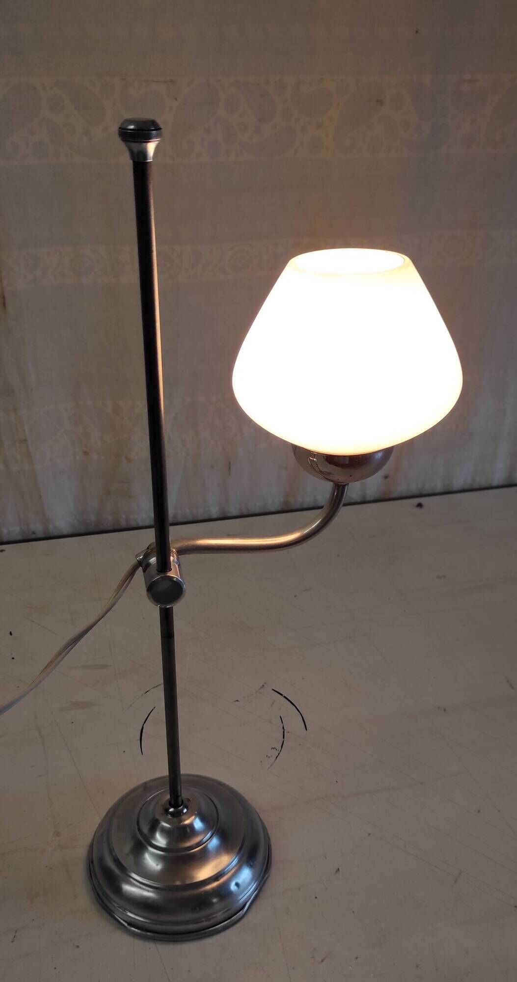 Articulated table lamp in chrome brass and opaline - mid 20th century.