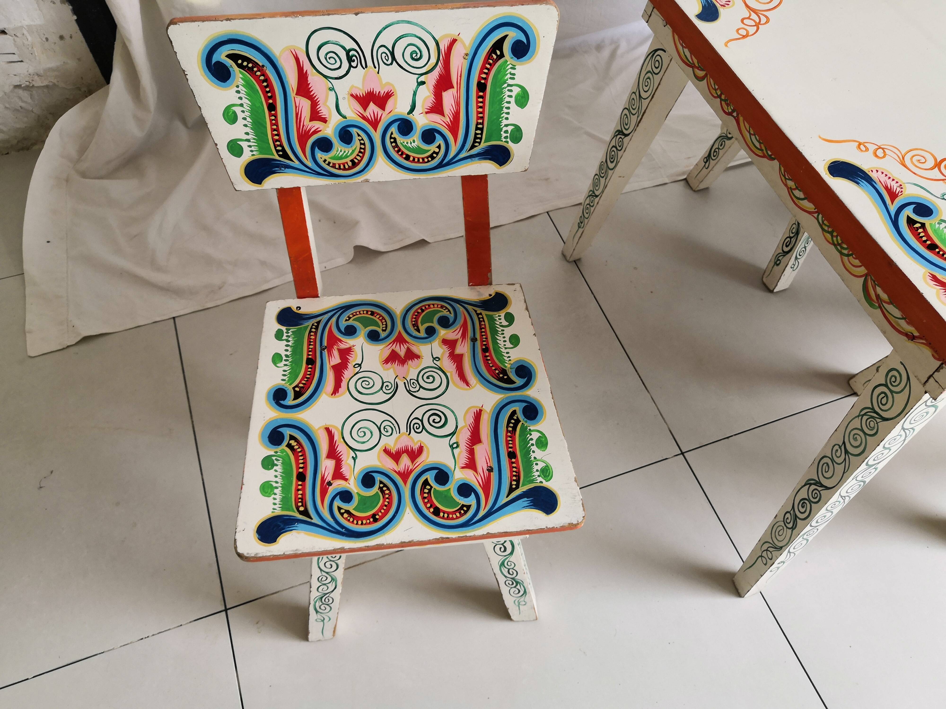 Table lounge - 4 ethnic vintage children's chairs