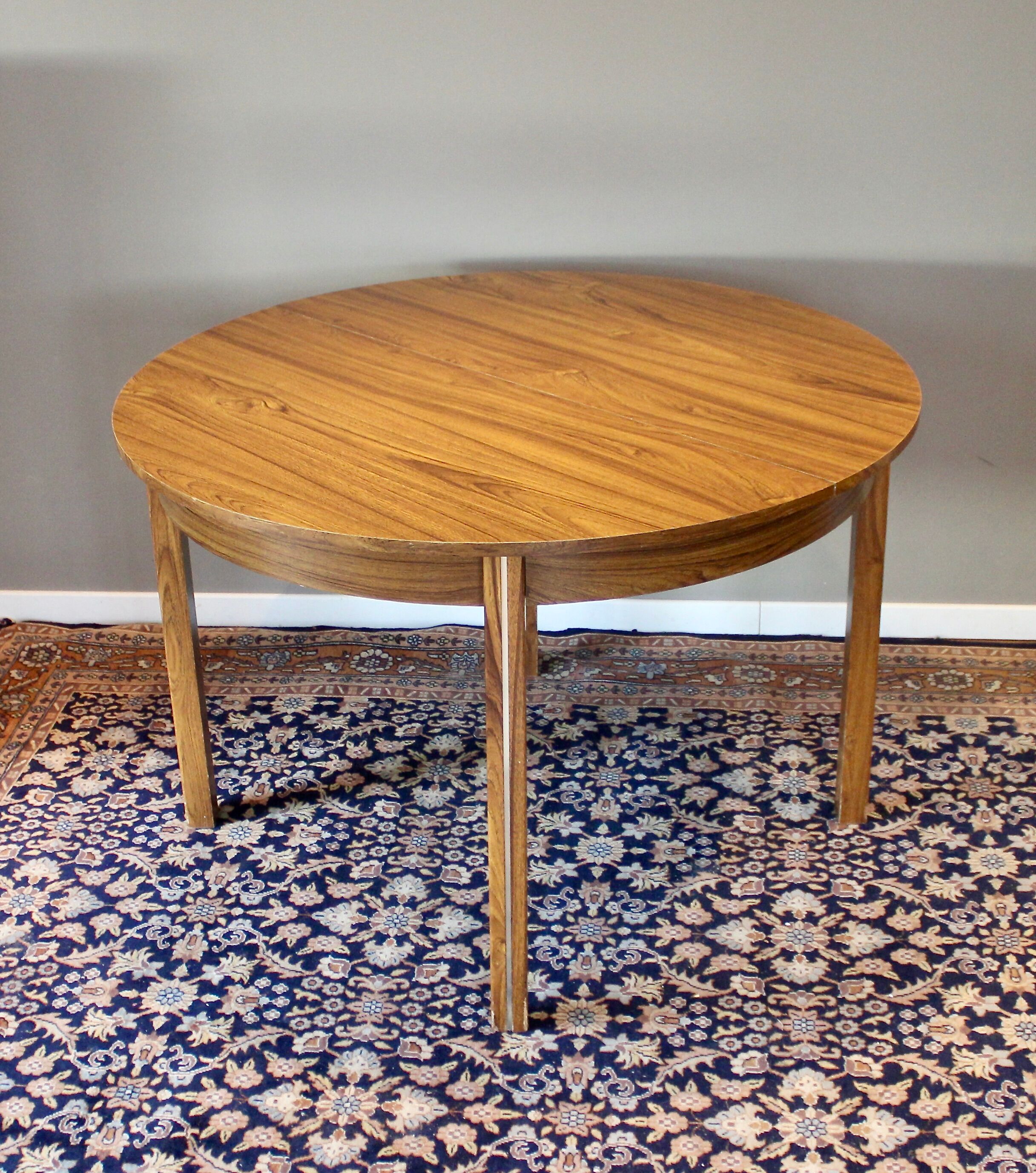 able to eat vintage round in formica imitation teak, with hidden extension, Scandinavian style