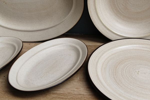 Lot de 5 plats en grés