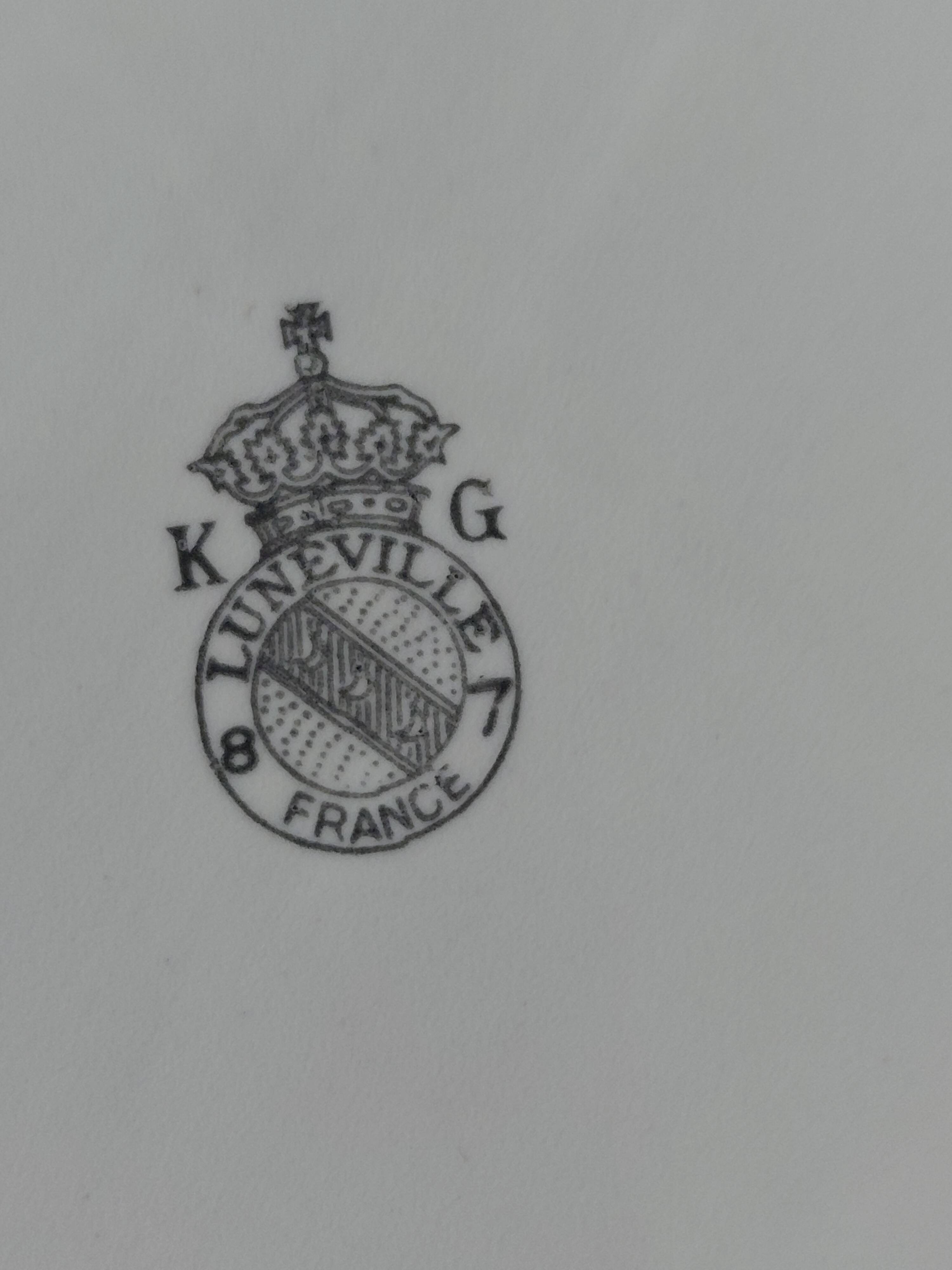 Shallow dish from Lunéville with a street lamp design.