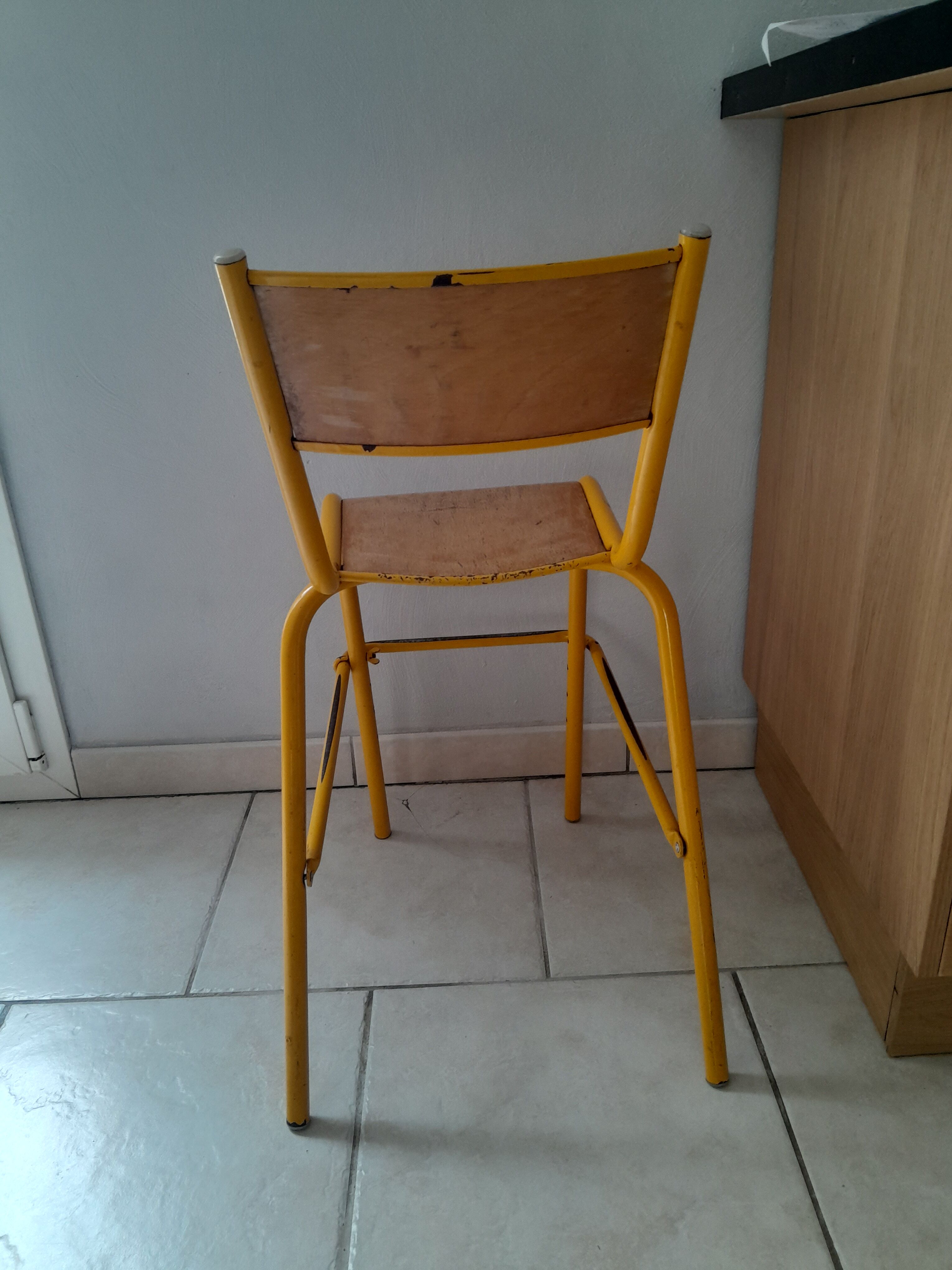 Chaise haute d'école vintage