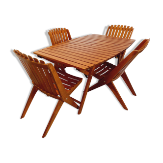 Vintage garden furniture consisting of a table and 4 wooden chairs from the 60s