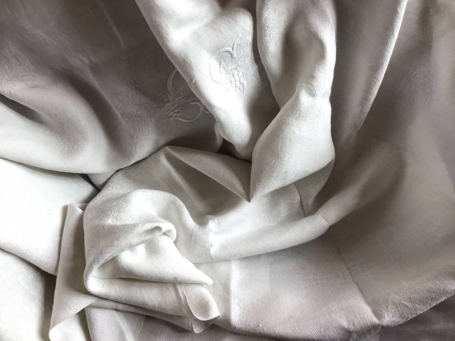Nappe vintage blanche aux lilas, monogrammée  GSS