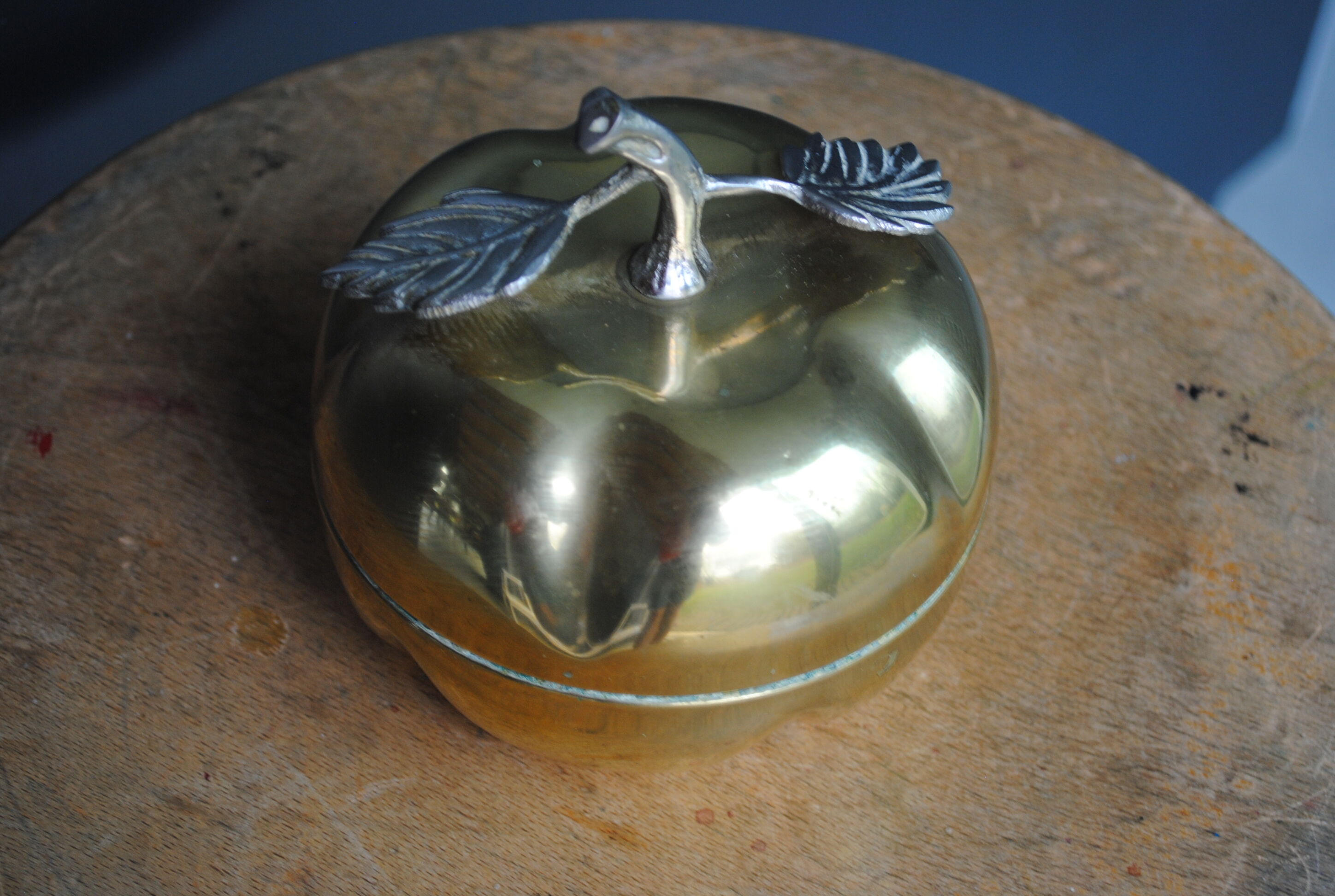 Box apple silver leaves