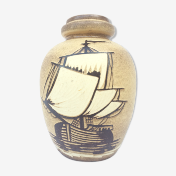 Vase en grès décor bateau