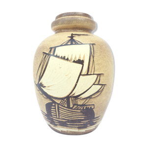 Vase en grès décor bateau