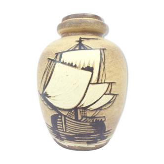 Vase en grès décor bateau