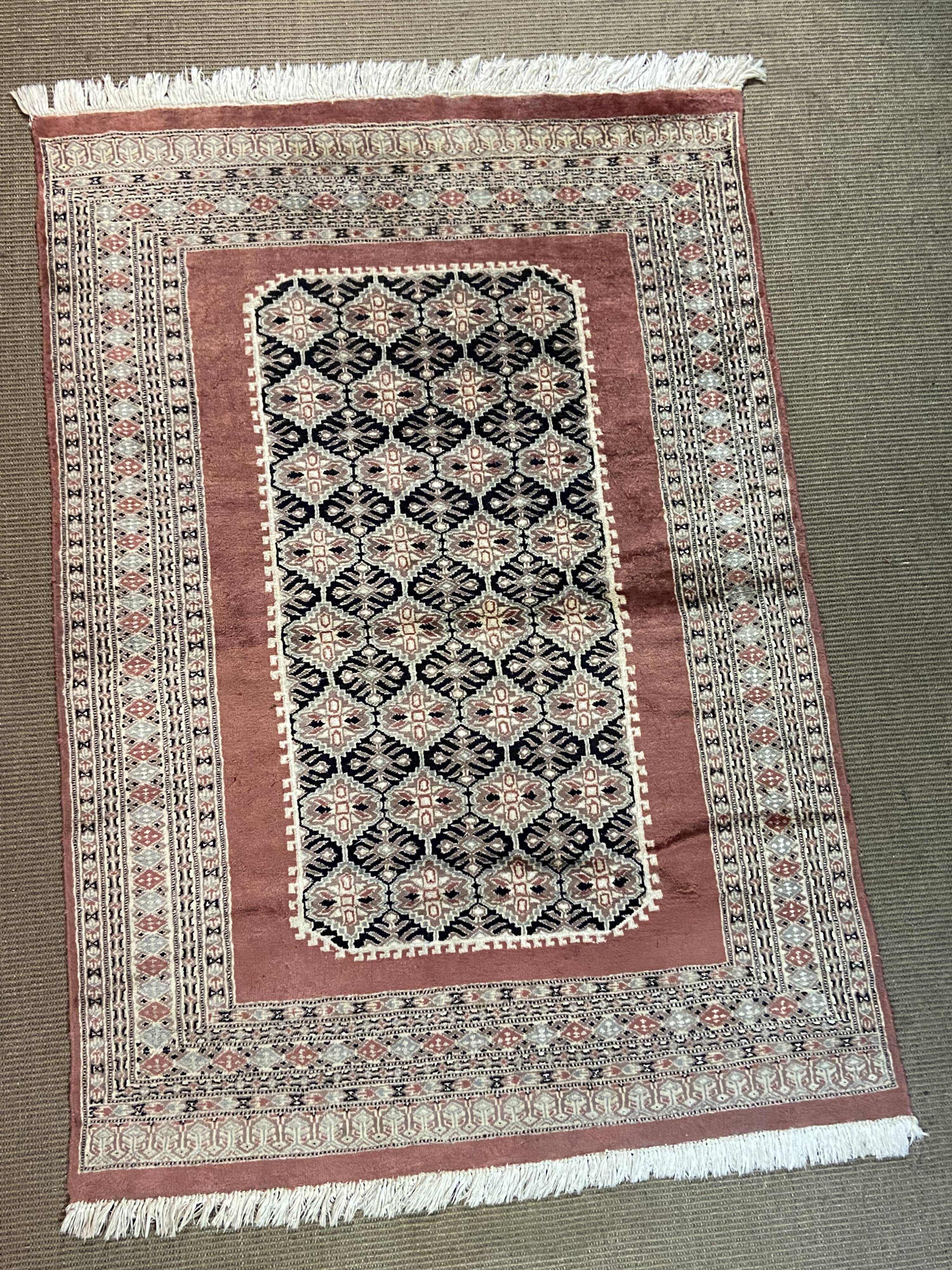 Handmade wool Oriental rug from Pakistan