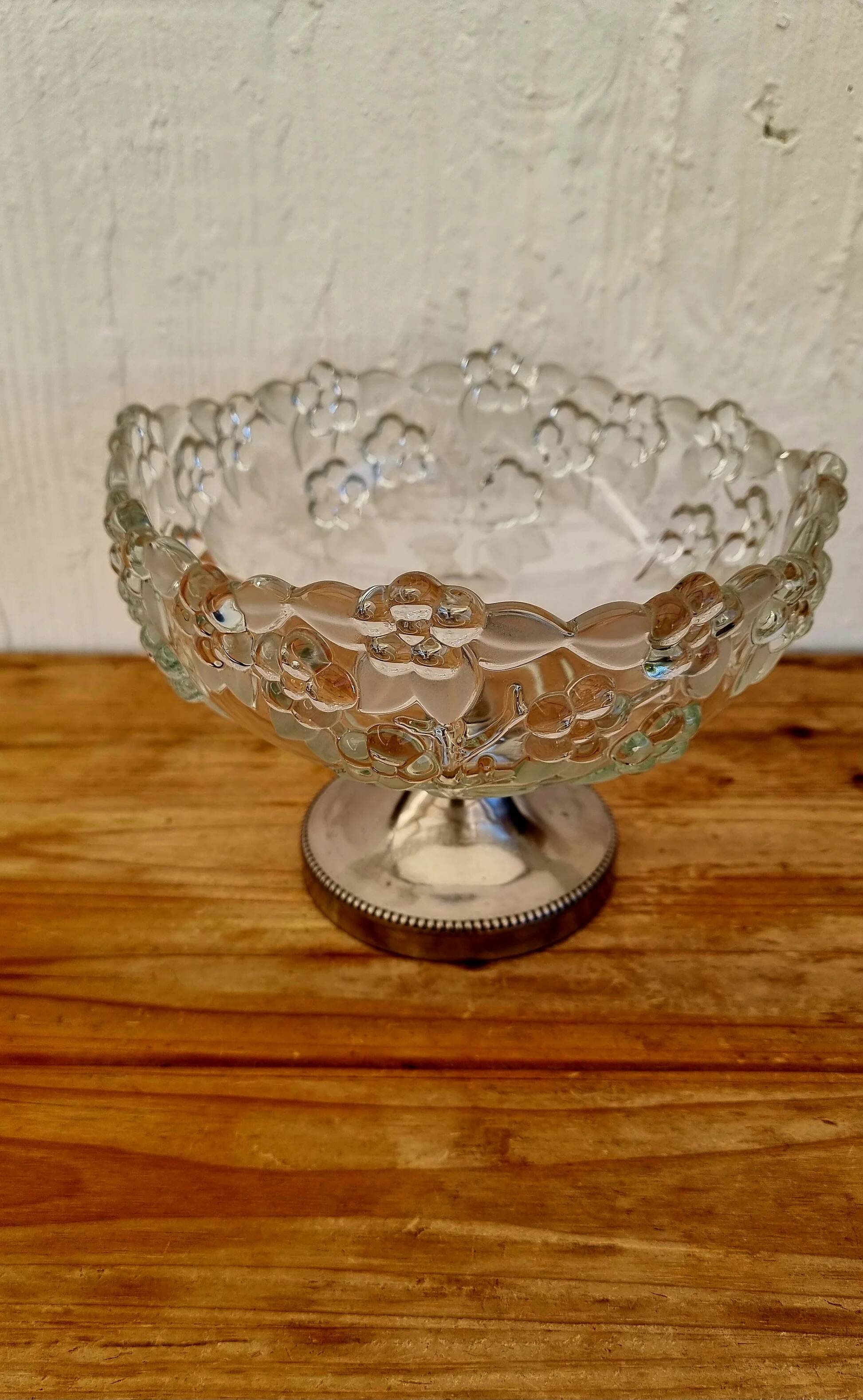 Vintage glass fruit bowl on a stand from the 60s/70s.