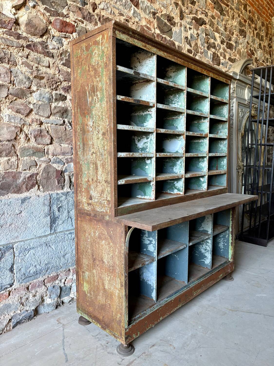 Large double-body industrial shelf in patinated metal – t furniture