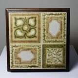 Vintage trivet in glazed ceramic and wood, circa 1960-1970.