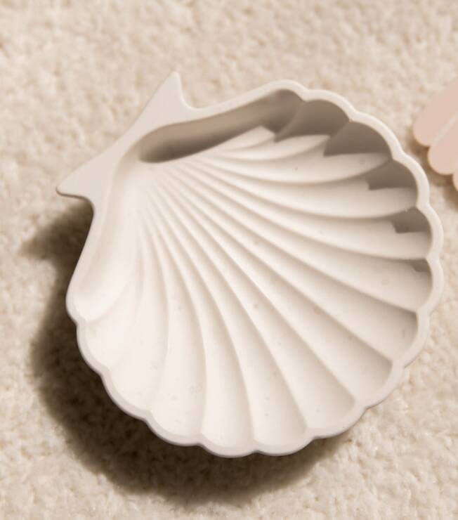 Empty pocket in shell-shaped jesmonite