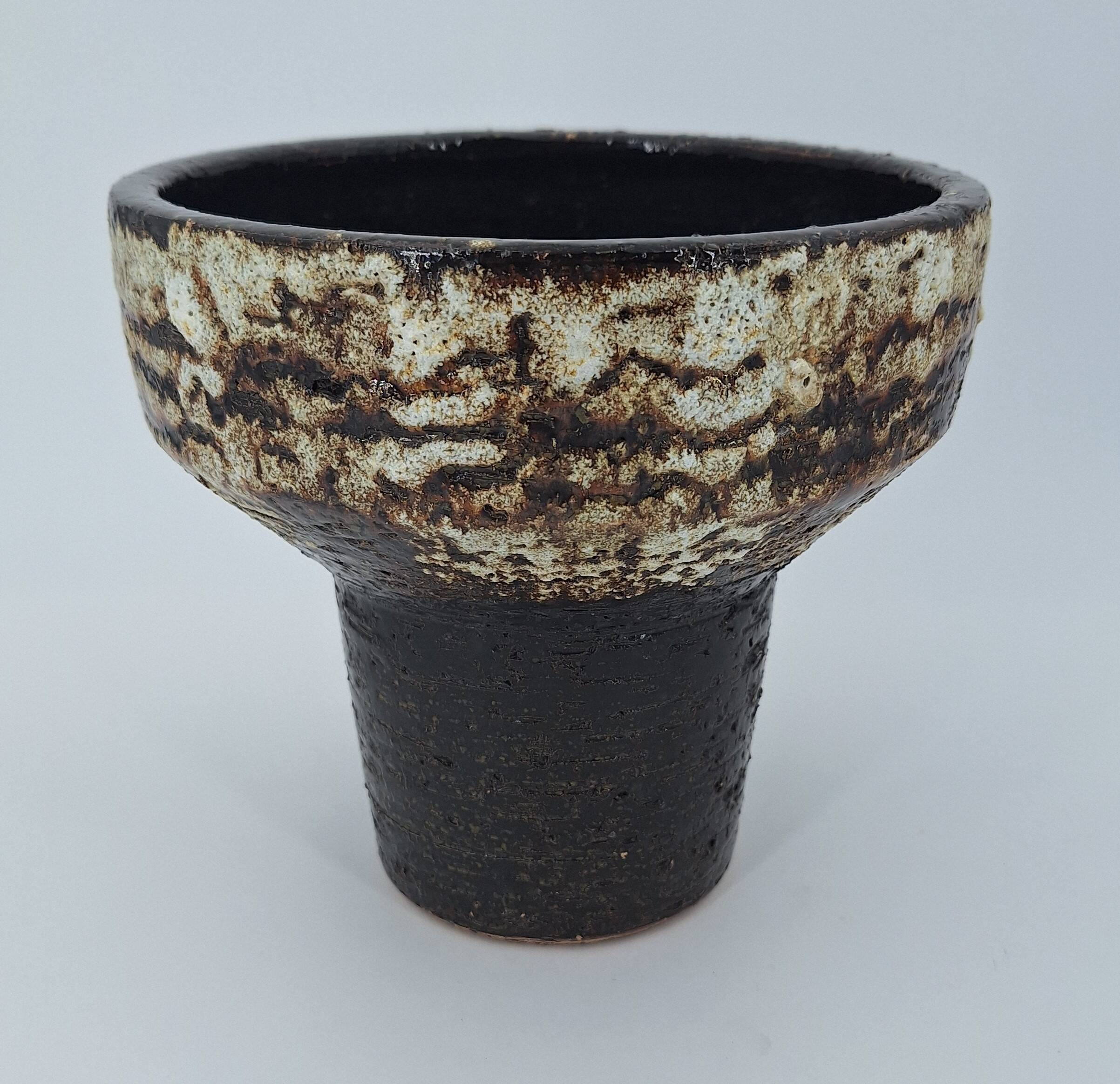 Modernist brutalist standing vase chamotte stoneware shaded brown, ocher, ivory Scandinavian design 1970