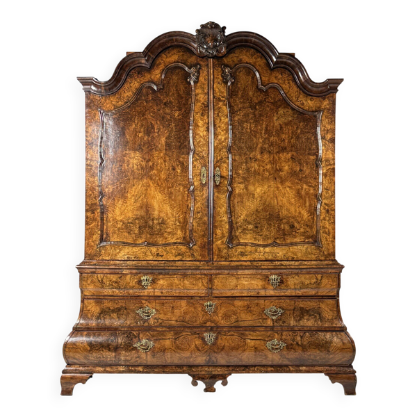 Cabinet en noyer burr néerlandais vers 1740