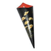 Vase cornet en "laque de Chine" fleuri Napoléon III noir et rouge