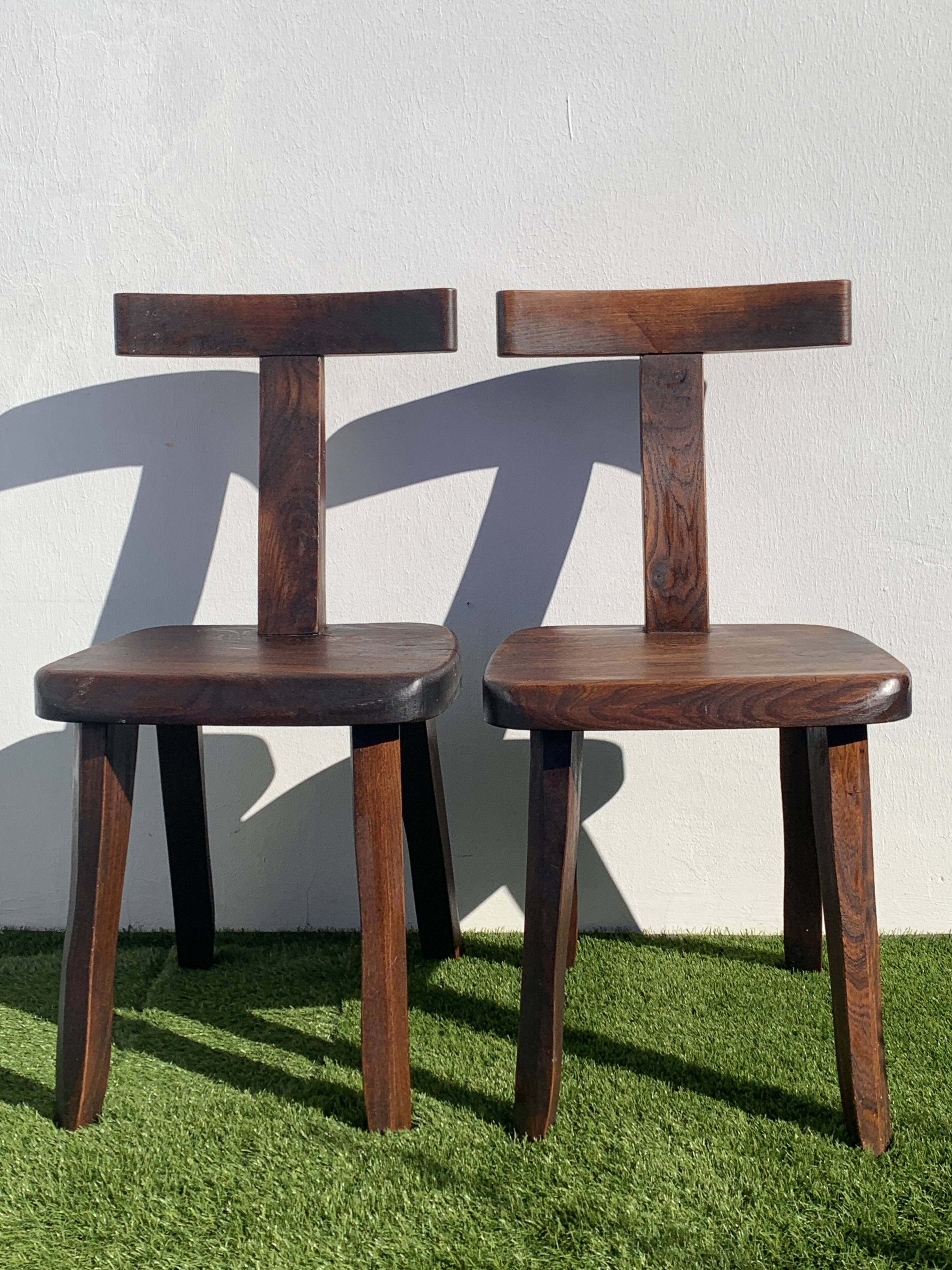 Pair of brutalist T-shaped chairs, solid Aranjou elm, design Olavi Hanninen, 1970
