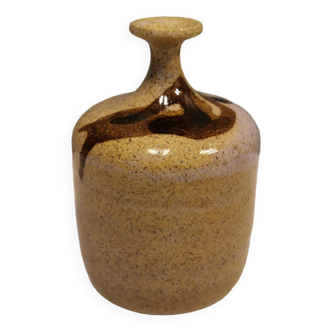 Un petit vase au col « fin », du suédois Kjell Sunesson, fabriqué chez Hjälmsjö en grès en 1979.